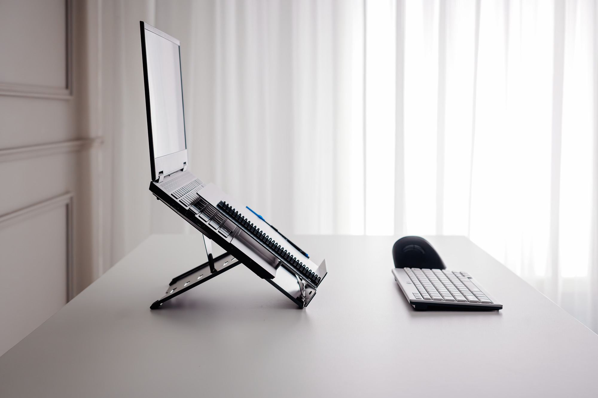 BakkerElkhuizen Ergo-Q 260 laptop stand side profile showing elevated screen height.