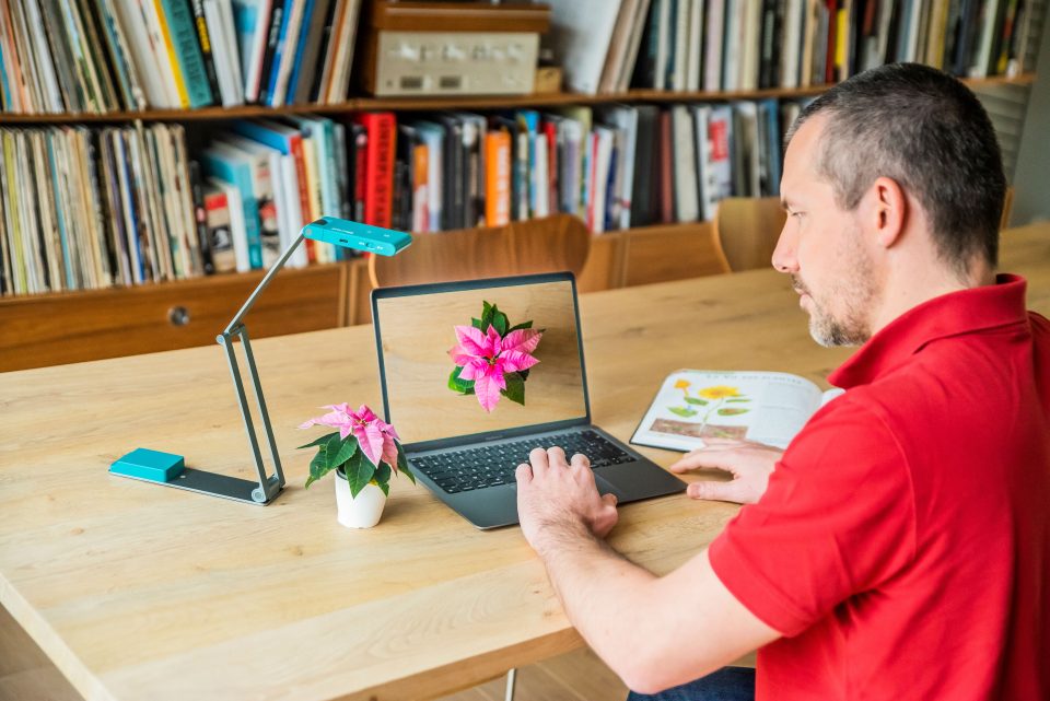 IRIScan Visualizer 7 in use magnifying a plant onto a laptop screen