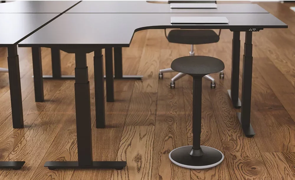 image shows the an image showing the Yo-Yo OFFICE® pro 3 desks in situe