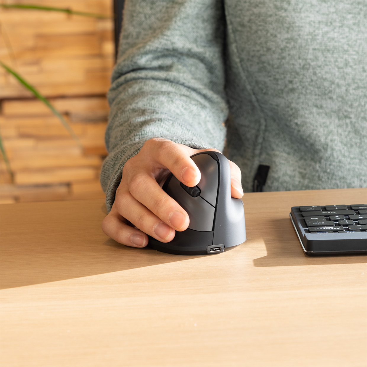 R-Go HE Break Ergonomic Vertical Bluetooth Mouse Small Right - Image 6