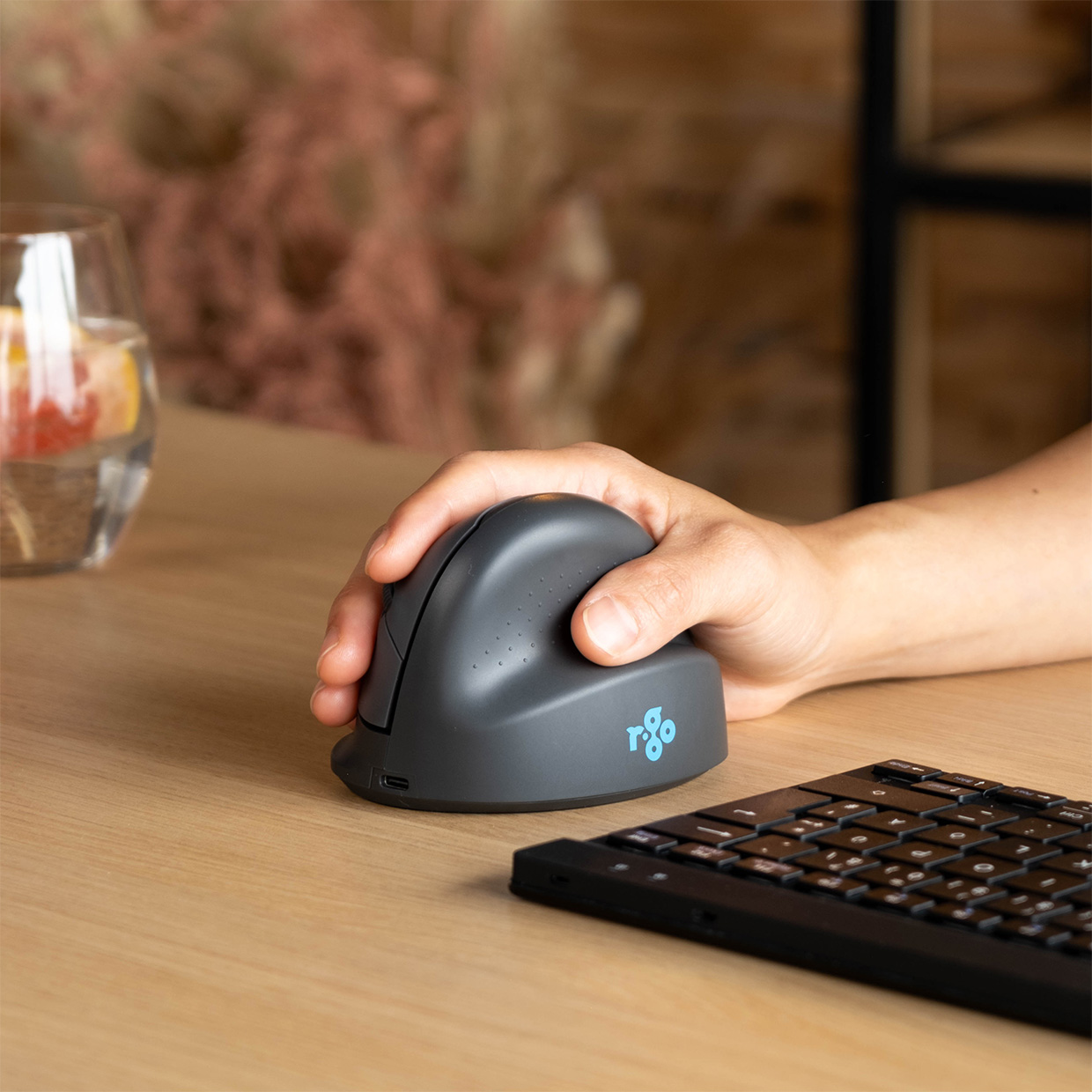 R-Go Basic Ergonomic Vertical Bluetooth Mouse Medium Right - Image 5