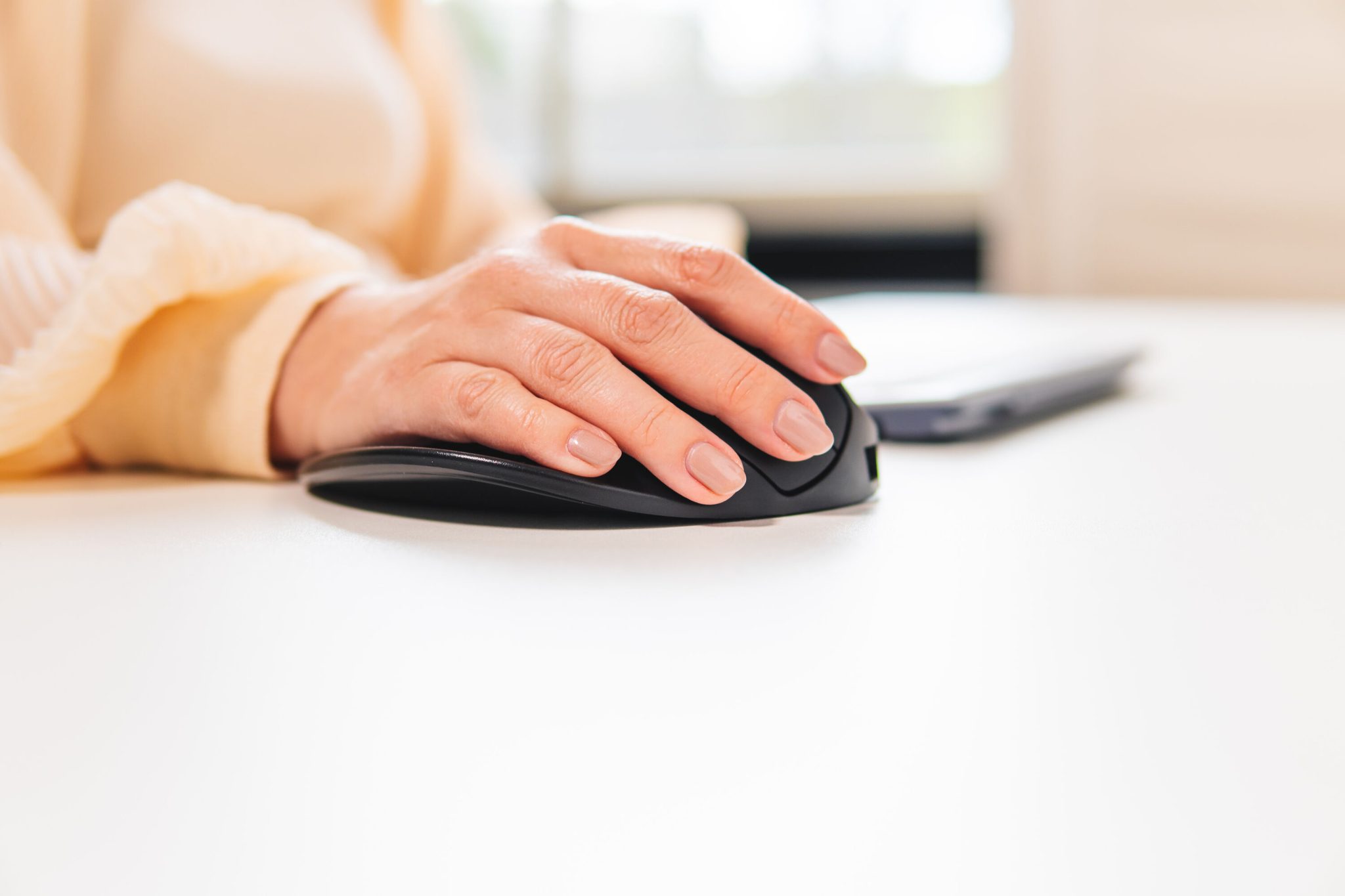 Handshoe Mouse Cordless ergonomic mouse with hand resting naturally on curved surface demonstrating supported grip