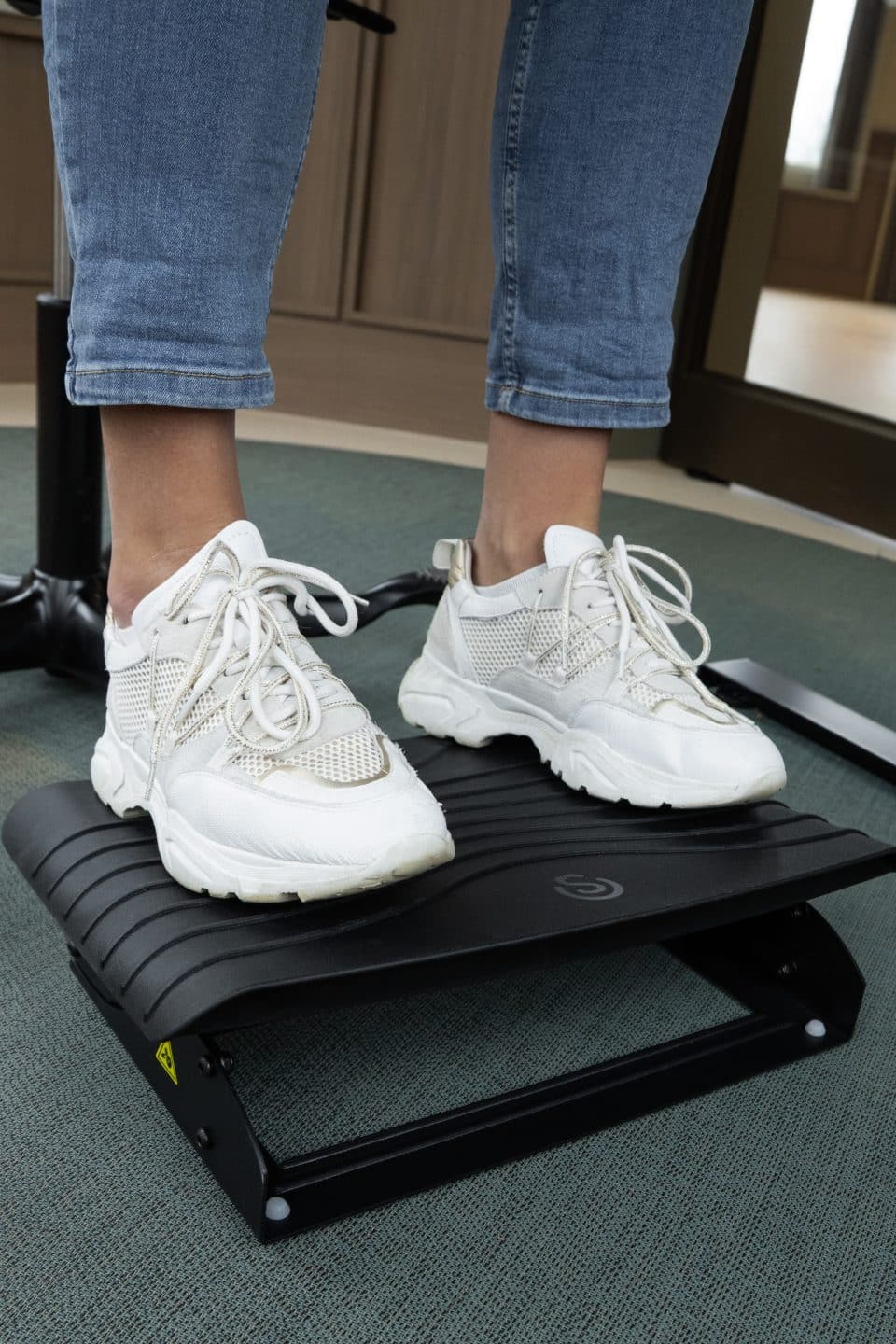 Atlantic Footrest by BakkerElkhuizen supporting both feet beneath an office workstation.