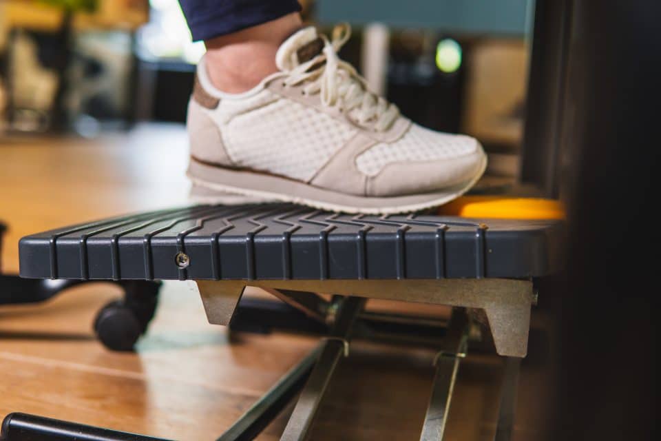Pro 959 Footrest by BakkerElkhuizen supporting a foot on its adjustable platform.
