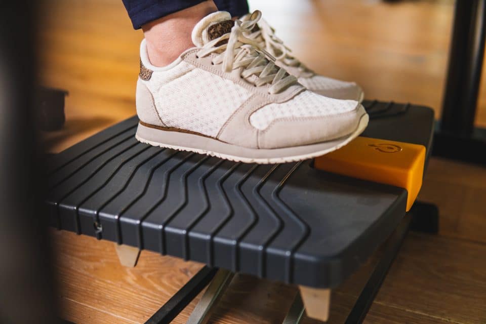 Pro 959 Footrest by BakkerElkhuizen with feet positioned beside the orange control.