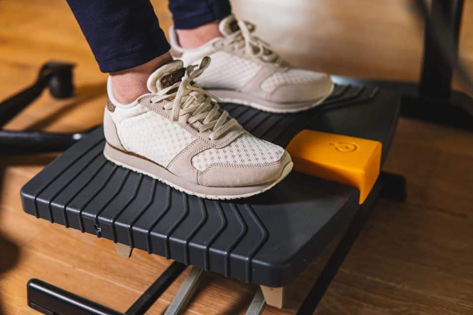 Pro 959 Footrest by BakkerElkhuizen supporting both feet on the wide ridged platform.