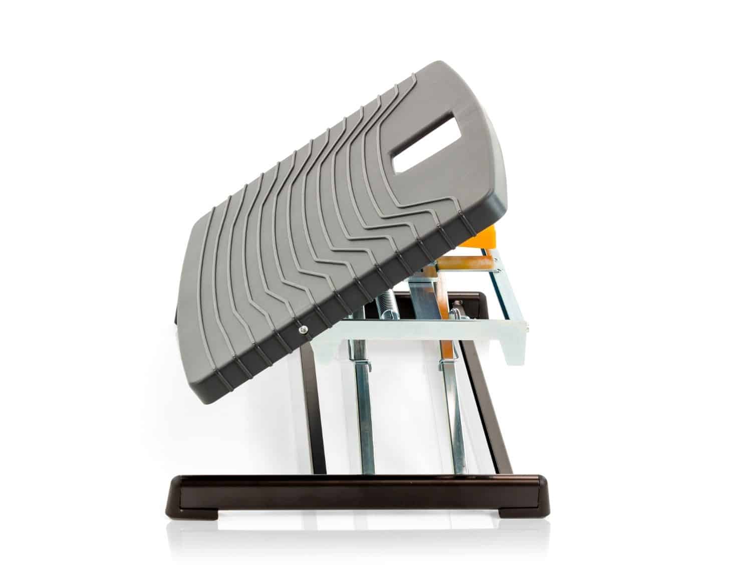 Pro 959 Footrest by BakkerElkhuizen shown at a steep platform angle.